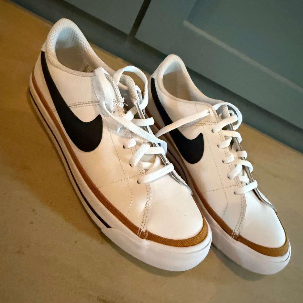 Nike White and Black Sneakers